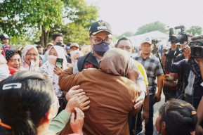 Dipeluk Mas Dhito, Emak-emak di Kediri Menangis Bahagia