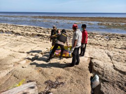 Mayat Berbaju Koko Bertuliskan "AZASI HASAN CENTER" Tergeletak di Pantai Sumenep