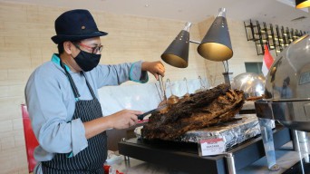 Peringati Kemerdekaan RI, Hotel di Surabaya Sajikan Kuliner Rawon Iga Raksasa