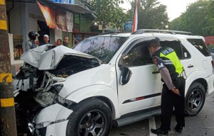 Mobil Fortuner di Kediri Tabrak Pohon, 2 Penumpang Tewas, 3 Terluka