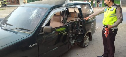 Ban Pecah, Mobil Oleng Tabrak Tiang Telepon di Magetan, 1 Tewas