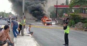 Mobil Suzuki Carry Terbakar Depan SPBU Jalan Raya Mojoagung Jombang
