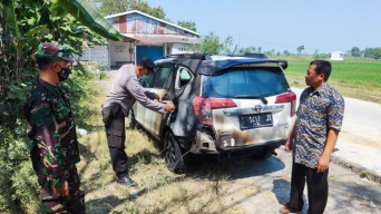Pindah BBM dari Tangki ke Botol untuk Dijual Eceran, Mobil di Lamongan Terbakar