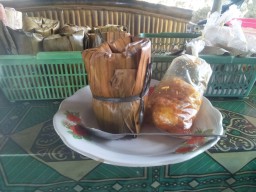 Nikmatnya Nasi Gulung, Kuliner Khas Kawasan Tambang Minyak Tua di Bojonegoro