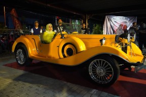 Hadiri Freedom Motorcycle and Music Revival, Ning Ita Sempat Jajal Mobil Klasik