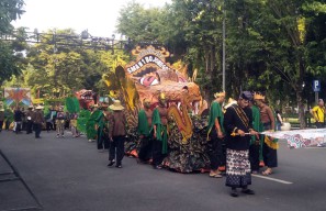 Legenda Gumuk Rondo Songo Disajikan dalam Pawai Budaya Bojonegoro