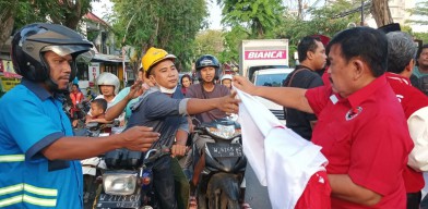 PDI Perjuangan Gresik Bagikan Ribuan Bendera Merah Putih
