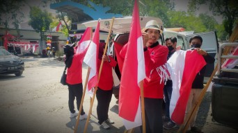 Semarakkan HUT ke-77 RI, PDIP Lamongan Pasang 100 Bendera di Depan Lapak PKL