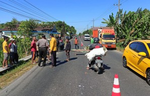 Jatuh Usai Motornya Senggol Truk, Pemuda asal Surabaya Tewas di Kediri