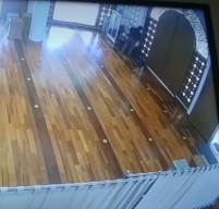 Pencurian Tas di Masjid Raden Rahmat Kota Malang Terekam CCTV
