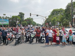 Detik-detik Proklamasi, Pengguna Jalan di Jombang Nyanyikan Indonesia Raya