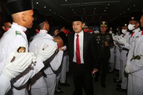 Kukuhkan Paskibraka, Eri Cahyadi: Kobarkan Semangat Bangun Surabaya