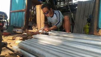 HUT ke-77 RI, Perajin Tiang Bendera di Lamongan Ikut Ketiban Untung