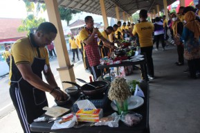 Polisi di Jombang Lomba Masak Nasi Goreng, Seperti Apa Ya Rasanya?