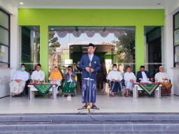 HUT ke-22 Unisla, Dosen dan Mahasiswa Ngampus Pakai Sarung