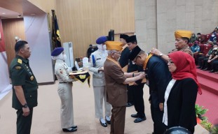 Tiga Rektor UPN Terima Bintang Kehormatan dari DPP LVRI