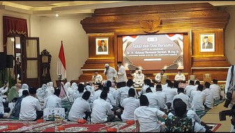 Aksi Jenaka Pak Ghulam Bikin Tawa Khofifah dan Orang se Grahadi Pecah