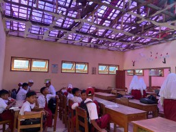 Murid SDN Nongkodono Ponorogo Terpaksa Belajar Beratapkan Terpal