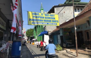 Viral Spanduk Bertuliskan 'Awas Penipuan' Terpasang di Pasar Pekauman, Sidoarjo