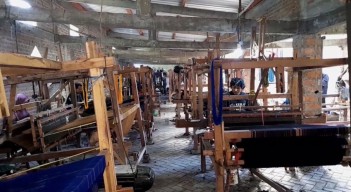 Harga Kapas Dunia Melambung, Perajin Tenun Ikat Kediri Naikkan Harga Jual