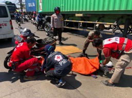 Hilang Kendali saat Menyalip, Driver Ojol di Surabaya Tewas Terlindas Truk