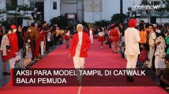 Video: Aksi Para Model Tampil Catwalk di Balai Pemuda Surabaya