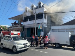 Toko Tekstil di Jember Terbakar, 5 Mobil Pemadam Dikerahkan