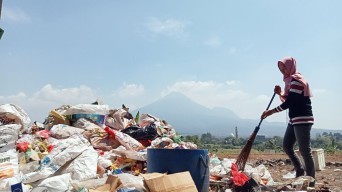 Cara Warga Kepulungan Pasuruan, Musnahkan Tumpukan Sampah yang Cemari Lingkungan