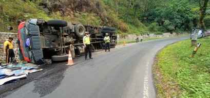 Menikung di Jalur Pacitan - Ponorogo, Truk Bermuatan Pupuk Terguling