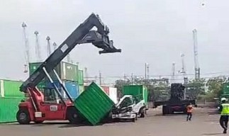 Truk Trailer Tertimpa Kontainer di Depo PT BJTI Surabaya, Pengemudi Tewas