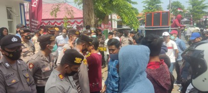 Massa BMM Sebar Rokok Ilegal di Depan Kantor Bea Cukai Madura
