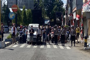 Jantung Kota Ponorogo Mendadak Macet, 77 Polisi Bagikan 2022 Bendera Merah Putih