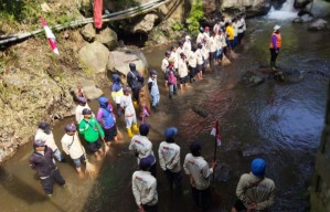 Ratusan Orang Berbaju Adat Gelar Upacara HUT Ke-77 RI di Sungai Kota Batu