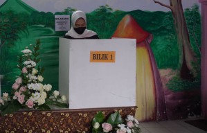 Saat Wali Kota Batu Dewanti Rumpoko Mencoblos dalam Pilkades di Kampungnya