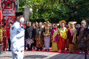 Upacara HUT ke-77 RI, Kader PDIP Surabaya Kenakan Pakaian Adat Berbagai Daerah