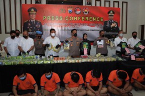 8 Kurir Narkoba Jaringan Antarpulau Diringkus, 90 Kg Sabu dan 13 Kg Ganja Disita
