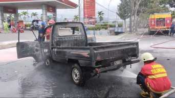 Pikap di Tulungagung Terbakar depan SBPU, Tumpahan Solar Picu Api Membesar