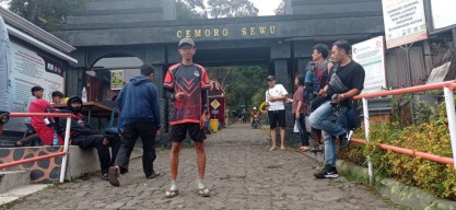Galang Dana untuk Penderita Kanker, Pria Ini Lari Cemoro Sewu Magetan - Monas