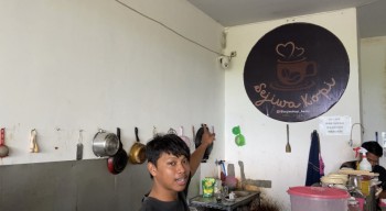 Maling Bermasker Terekam CCTV, Gasak Laptop dan Sepatu di Warkop Kediri