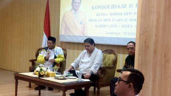 Kader Golkar Menjabat Pengurus Partai Lain, Airlangga: Ganti Saja