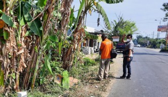 Geger Mayat Pria Terlilit Sajadah Ditemukan Pinggir Jalan di Mojokerto