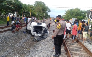 Pilihan Pembaca: Mobil Agya Tersambar Kereta, Wartawan di Pasuruan Keracunan