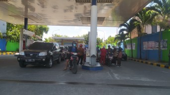 Harga BBM Batal Naik, Antrean Kendaraan Masih Terjadi di SPBU Lamongan