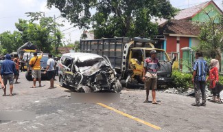 Avanza Hantam Truk di Boureno Bojonegoro, Tiga Orang Tewas
