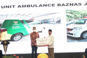 Bank Jatim Serahkan 1 Unit Ambulance Kepada BAZNAS
