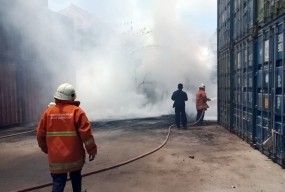 Belasan Kontainer Hangus Terbakar Gegara Tersambar Api Sampah