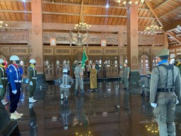 Bendera Pataka Jer Basuki Mawa Beya Singgah di Pendopo Pemkab Ponorogo