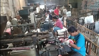 Pandemi Covid-19 Melandai, Produsen Bola Plastik di Jombang Mulai Banjir Pesanan