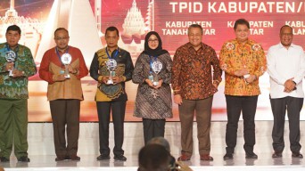 Menko Airlangga Serahkan Penghargaan TPID Terbaik Jawa-Bali ke Bupati Ipuk