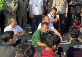 Momen Bupati Sugiri Duduk di Aspal Temui Mahasiswa Ponorogo yang Gelar Demo
